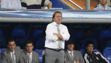 Schuster, de pie en el banquillo del Real Madrid durante un partido del equipo blanco en el Santiago Bernab&eacute;u.