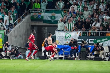 Celebración del delantero del Sevilla, Isaac Romero, ante la reacción de los seguidores verdiblancos.
