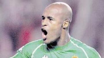 <b>GOLES COMO ESPAÑOL. </b>Assunçao celebra uno de sus bellos tantos de lanzamiento de falta.