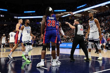 Isaiah Stewart de los Pistons de Detroit reacciona durante el duelo frente a los Minnesota Timberwolves.