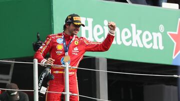 EVE5236. CIUDAD DE MÉXICO (MÉXICO), 27/10/2024.- El español Carlos Sainz de Ferrari celebra al ganar el Gran Premio de México de la Fórmula 1 este domingo, en el Autódromo de los Hermanos Rodríguez en Ciudad de México (México). EFE/ Mario Guzmán