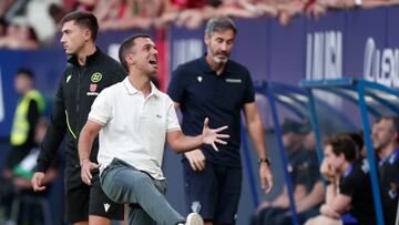 PAMPLONA , 17/08/2024.- El entrenador del Leganés Borja Jiménez durante el partido de LaLiga entre Osasuna y Leganés, este sábado en el estadio de El Sadar, en Pamplona. EFE/ Jesús Diges