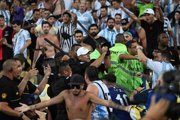 La policía carga contra la hinchada argentina mientras se escuchaba el himno nacional de Argentina.