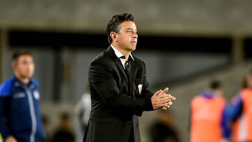 BUENOS AIRES, ARGENTINA - SEPTEMBER 24: Marcelo Gallardo coach of River Plate gives instructions to his players during a match between River Plate and Talleres as part of Liga Profesional 2022 at at Estadio Mas Monumental Antonio Vespucio Liberti on September 24, 2022 in Buenos Aires, Argentina. (Photo by Marcelo Endelli/Getty Images)