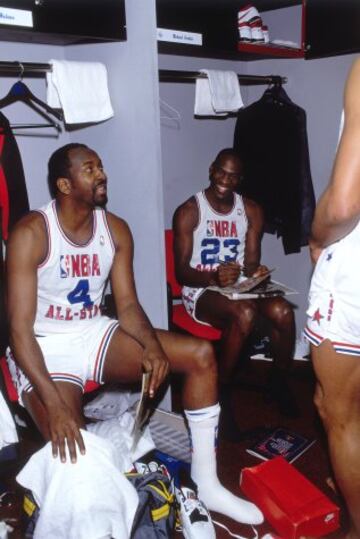 Moses Malone y Michael Jordan de la Conferencia Este de los All-Star sentados en el vestuario en 1988.