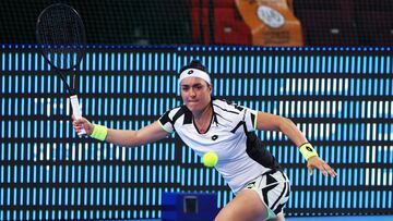 La tenista tunecina Ons Jabeur devuelve una bola durante su partido ante Ekaterina Alexandrova en la VTB Kremlin Cup en la pista central del Irina Viner-Usmanova Gymnastics Palace de Moscú.