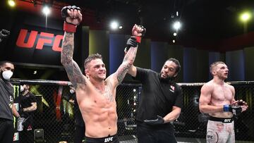 Dustin Poirier festeja su victoria sobre Dan Hooker en el UFC Las Vegas 4.