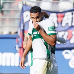 El Elche progresa en la escalada ante la crispación de Ipurua