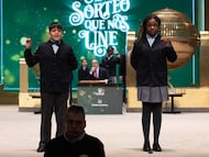 Yesica Paola Valencia y Francisco Moreno cantan el segundo premio, el número 58303, durante el Sorteo Extraordinario de la Lotería de Navidad 2023 en el Teatro Real de Madrid, a 22 de diciembre de 2023, en Madrid (España). El sorteo se celebra en esta ocasión con aforo completo en el patio de butacas del Teatro Real. Hoy se celebra el Sorteo Extraordinario de Navidad 2023, con el que el Estado reparte 2.590 millones de euros en premios entre los 185 millones de décimos de Lotería puestos a la venta. La emisión asciende a 3.700 millones de euros en total, repartiéndose en premios el 70%. El sorteo se celebra mediante el llamado ‘sistema tradicional’, que consiste en dos bombos que contienen uno de ellos los números y el otro los premios.
22 DICIEMBRE 2023;MADRID;NIÑOS DE SAN ILDEFONSO;SORTEO EXTRAORDINARIO DE LA LOTERIA DE NAVIDAD;2023
Eduardo Parra / Europa Press
22/12/2023