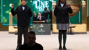 Yesica Paola Valencia y Francisco Moreno cantan el segundo premio, el número 58303, durante el Sorteo Extraordinario de la Lotería de Navidad 2023 en el Teatro Real de Madrid, a 22 de diciembre de 2023, en Madrid (España). El sorteo se celebra en esta ocasión con aforo completo en el patio de butacas del Teatro Real. Hoy se celebra el Sorteo Extraordinario de Navidad 2023, con el que el Estado reparte 2.590 millones de euros en premios entre los 185 millones de décimos de Lotería puestos a la venta. La emisión asciende a 3.700 millones de euros en total, repartiéndose en premios el 70%. El sorteo se celebra mediante el llamado ‘sistema tradicional’, que consiste en dos bombos que contienen uno de ellos los números y el otro los premios.
22 DICIEMBRE 2023;MADRID;NIÑOS DE SAN ILDEFONSO;SORTEO EXTRAORDINARIO DE LA LOTERIA DE NAVIDAD;2023
Eduardo Parra / Europa Press
22/12/2023