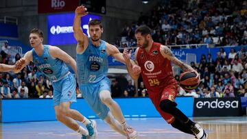 El jugador del Casademont Zaragoza Stefan Jovic (d) avanza ante la oposición de Ethan Happ (c), del Breogán Lugo, durante el partido de Liga ACB Endesa de baloncesto disputado en el Palacio de los Deportes de Lugo.