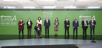 Todos los galardonados posan tras la entrega de premios.