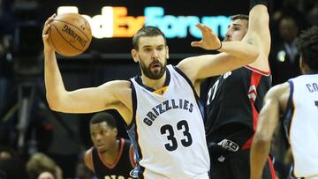 Marc Gasol, defendido por Jonas Valanciunas, logr&oacute; su r&eacute;cord anotador (42 puntos) ante los Raptors.