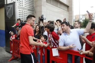 Saúl se acercó a los aficionados que les esperaban a la salida para firmar autógrafos.