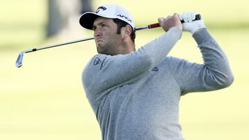 Jon Rahm golpea la bola durante la primera jornada del The Genesis Invitational en el Riviera Country Club de Pacific Palisades, California.