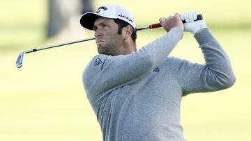 Jon Rahm golpea la bola durante la primera jornada del  The Genesis Invitational en el Riviera Country Club de Pacific Palisades, California.