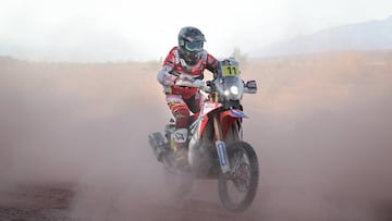 BAS147. SALTA (ARGENTINA), 04/01/2017.- El español Joan Barreda Bort conduce su motocicleta Honda hoy, miércoles 4 de enero de 2017, durante la tercera etapa del Rally Dakar 2017 entre San Miguel de Tucumán y San Salvador de Jujuy (México). EFE/Nicolas Aguilera