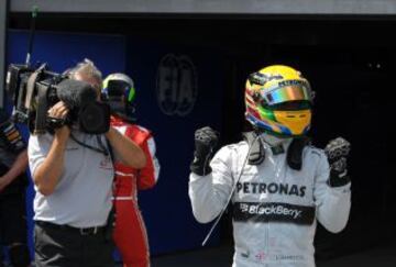 Lewis Hamilton celebra la pole para la carrera.