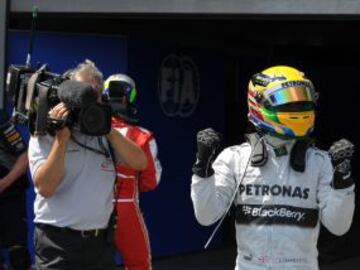 Lewis Hamilton celebra la pole para la carrera.