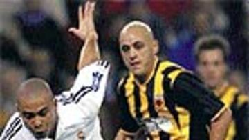 <B>MUY VIGILADO</B>. Los defensas griegos eran conscientes del peligro que podía crearles Ronaldo y le sometieron a un férreo marcaje.