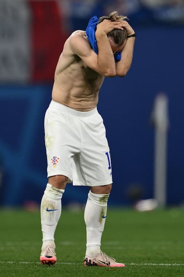 El croata Luka Modric se lamenta profundamente tras, posiblemente, quedarse fuera de los octavos de final de la Eurocopa.