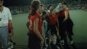 La selecci&oacute;n espa&ntilde;ola de hockey hierba femenino celebra la medalla de oro en los Juegos Ol&iacute;mpicos de Barcelona 92 en el Estadi Olimpic de Terrassa.