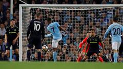 El City de Bravo se salva con uno menos gracias a Sterling