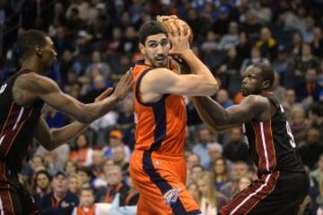 Enes Kanter, Chris Bosh y Luol Deng.