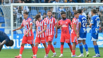 Los jugadores del Atlético con caras largas tras empatar ante el Alavés la temporada pasada.