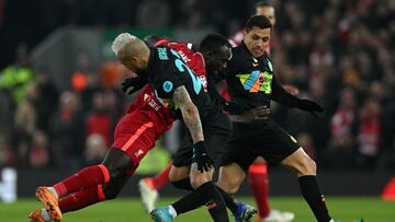 Liverpool's Senegalese striker Sadio Mane (C) vies with Inter Milan's Chilean midfielder Arturo Vidal (L) and Inter Milan's Chilean striker Alexis Sanchez (R) during the UEFA Champions League round of 16 second leg football match between Liverpool and Inter Milan at Anfield in Liverpool, north west England on March 8, 2022. (Photo by Paul ELLIS / AFP)