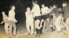 La primera vuelta olímpica de Colo Colo en provincia fue en 1972, tras empatar 1-1 con Huachipato. Acá vemos a los jugadores albos acosados por los hinchas en Collao.