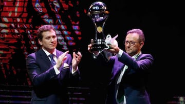 21 diciembre 2016: Chapecoense recibió el trofeo de la Copa Sudamericana, en el sorteo del torneo para el 2017. Eduardo Domínguez, presidente de Conmebol, le entrega el trofeo a Plinio David De Nes Filho, presidente de Chapeconese.