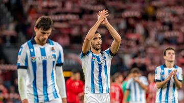 BILBAO, 13/01/2024.- El centrocampista de la Real Sociedad Mikel Merino (c), al término del partido de la vigésima jornada de LaLiga que Athletic Club de Bilbao y Real Sociedad han disputado este sábado en el estadio de San Mamés. EFE/Javier Zorrilla
