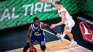 Semi Ojeleye supera a Sasu Salin.