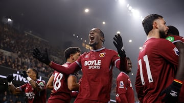 Soccer Football - Premier League - Fulham v West Ham United - Craven Cottage, London, Britain - March 4, 2026 West Ham United's Axel Disasi celebrates after Crysencio Summerville scores their first goal Action Images via Reuters/Andrew Couldridge EDITORIAL USE ONLY. NO USE WITH UNAUTHORIZED AUDIO, VIDEO, DATA, FIXTURE LISTS, CLUB/LEAGUE LOGOS OR 'LIVE' SERVICES. ONLINE IN-MATCH USE LIMITED TO 120 IMAGES, NO VIDEO EMULATION. NO USE IN BETTING, GAMES OR SINGLE CLUB/LEAGUE/PLAYER PUBLICATIONS. PLEASE CONTACT YOUR ACCOUNT REPRESENTATIVE FOR FURTHER DETAILS..