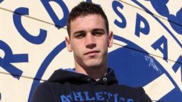 <b>LLEGÓ SU HORA. </b>Álvaro Vázquez posa para AS, ayer en Sant Adrià, ante el escudo que lleva en el alma.