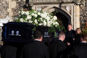 Karen y Geoff Payne, padres de Liam Payne, reciben el ataúd a la entrada de la iglesia St. Mary