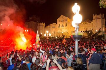 Aficionados del Huesca celebraron en la plaza de Navarra de la capital oscense el ascenso de su equipo a Primera División.