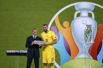 Gianluigi Donnarumma con el trofeo MVP de la Eurocopa.