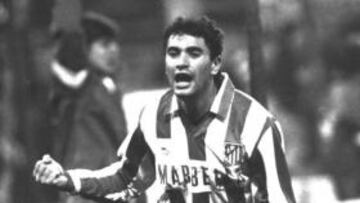 <b>CELEBRACIÓN. </b>Manolo festeja el gol que le dio la victoria al Atleti.