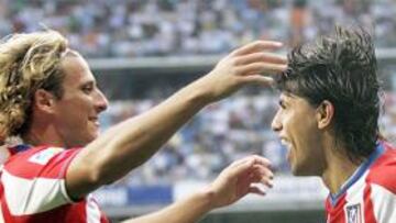 <b>DÚO LETAL. </b>Agüero, que celebra el último gol del Atlético en Liga ante el Valencia, recibe la felicitación de su compañero Diego Forlán.