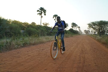 Abdou, de camino a clase a primera hora de la mañana. Sin bicicleta, tardaba alrededor de 45 minutos a pie por caminos de tierra y tenía que salir de casa al amanecer. Con la bicicleta, su trayecto se reduce a escasos 15 minutos. 