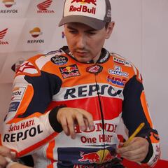 Honda se plantea bajar a Lorenzo de su moto si no mejora