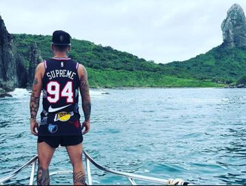 Vargas posando con la polera de los Lakers en Brasil.