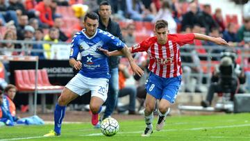 Pere Pons ante Moutinho durante el Girona-Tenerife.