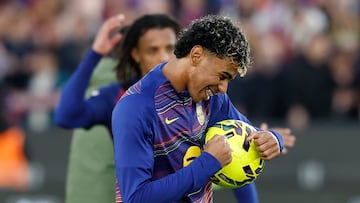 El delantero del Barcelona Lamine Yamal tras el partido de la jornada 26 de LaLiga entre el Barcelona y el Villarreal.