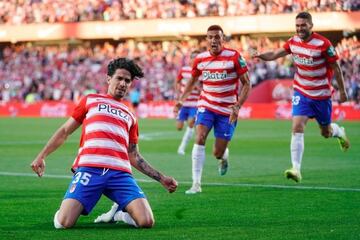 Collado, de rodillas, celebra su gol. Uzuni y Jorge Molina acuden a felicitarle.