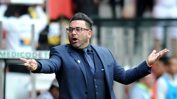 Antonio Mohamed realiza indicaciones durante un partido de la liga mexicana.