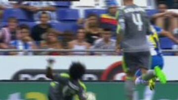 Marcelo tocó con la mano.