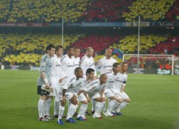 El último once de Zidane en el Camp Nou. De pie, y de izquierda a derecha posan Casillas, Beckham, Baptista, Ronaldo, Zidane y Raúl Bravo. Agachados, y en el mismo orden: Robinho, Cicinho, Roberto Carlos, Sergio Ramos y Guti.